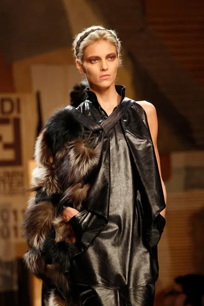 Look 29